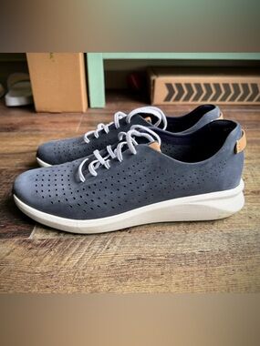 Women’s Clarks Un Rio Tie Navy Nubuck size 8.5